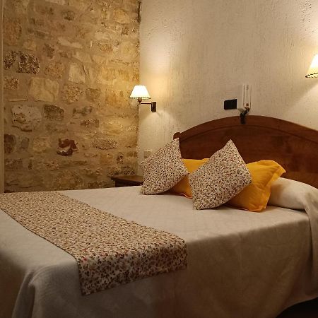 Hostal Decerca Pradena Bagian luar foto