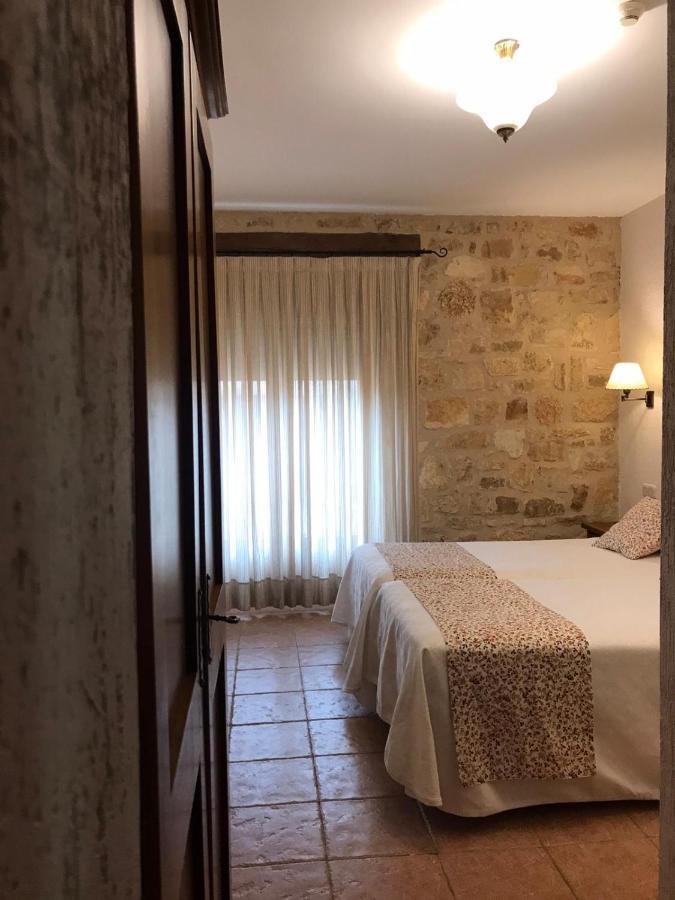 Hostal Decerca Pradena Bagian luar foto
