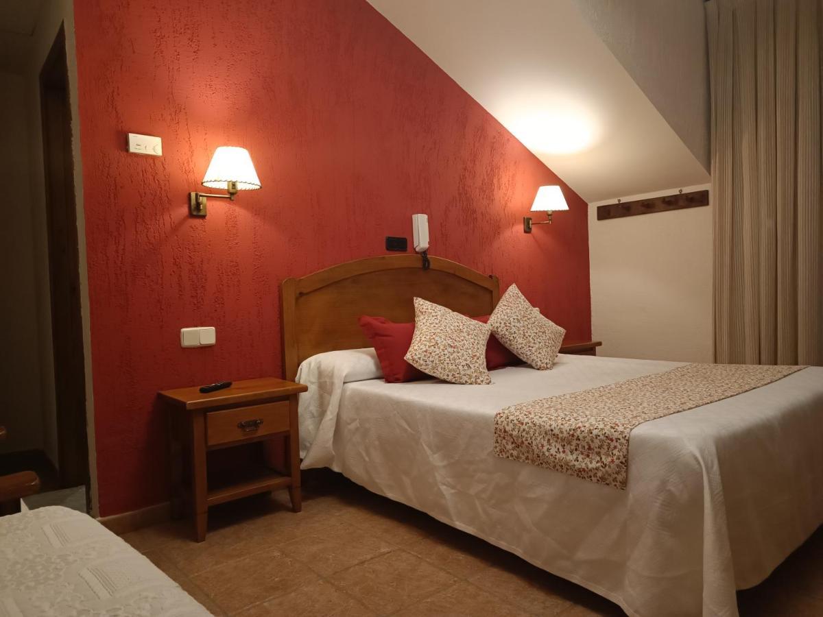 Hostal Decerca Pradena Bagian luar foto