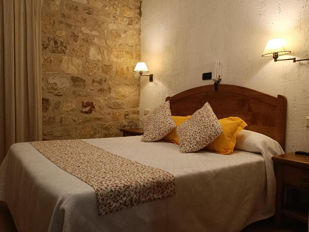 Hostal Decerca Pradena Bagian luar foto