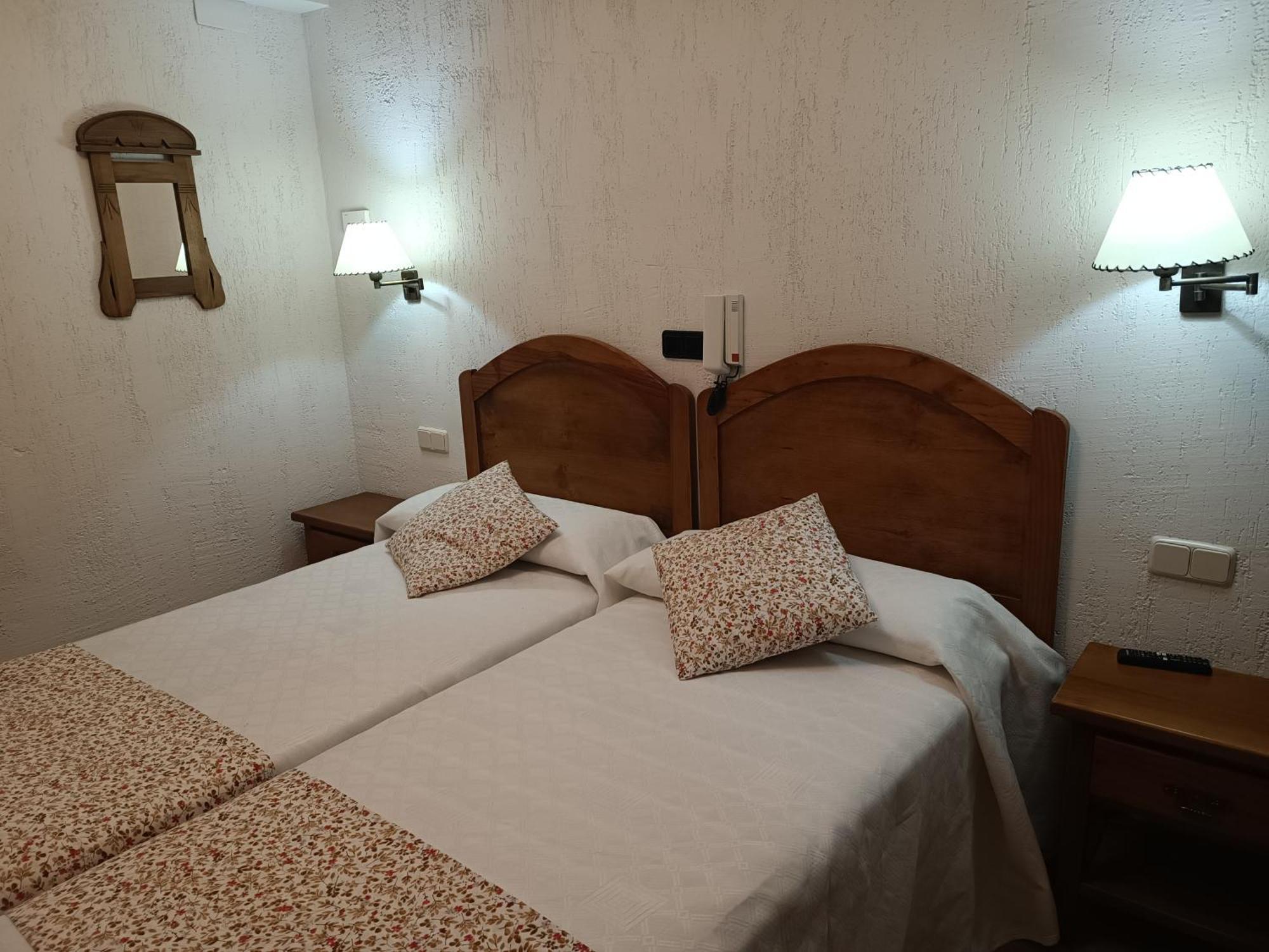 Hostal Decerca Pradena Ruang foto